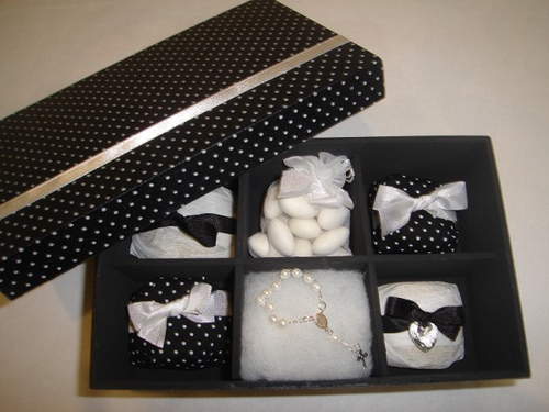 Lembrancinhas para Padrinhos de Casamento caixa de MDF preta com bolinhas brancas cheiaa de doces