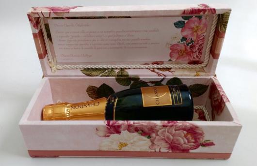 Lembrancinhas para Padrinhos de Casamento champagne para madrinha em uma caixa de MDF rosa