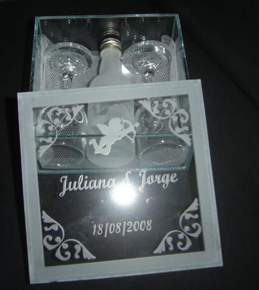 Lembrancinhas para Padrinhos de Casamento caixa de vidro com taças e champagne