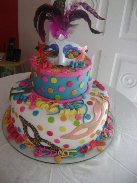 Bolo de Carnaval 2 andares feito com pasta americana e topo decorativo de máscara com plumas