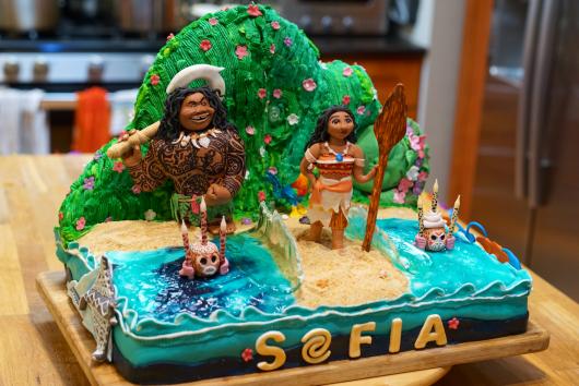 Bolo Moana criativo decorado com os personagens do filme