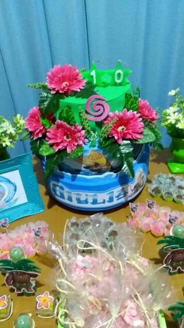 Bolo Moana de 2 andares com aplique de flores e nome da aniversariante