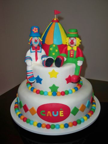 Bolo Patati Patatá com 2 andares e personagens no topo