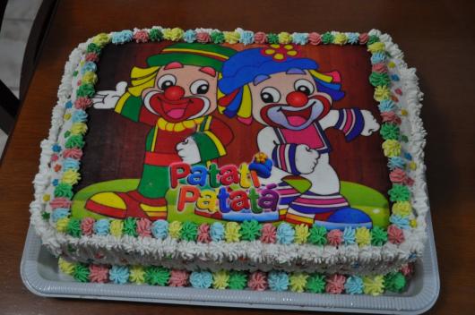 Bolo Patati Patatá quadrado decorado com chantilly