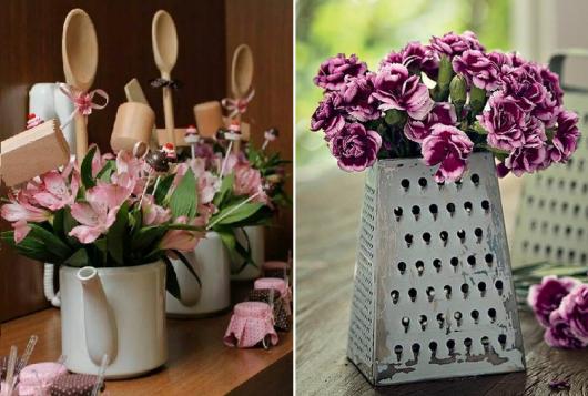 Chá de Panela Simples enfeite de mesa feito com ralador com flores e bule de chá com flores