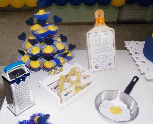 Chá de Panela Simples mesa decorada com frigideira ralador e tábua de cortar carne