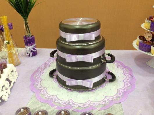 Chá de Panela Simples decorada com bolo fake de panelas