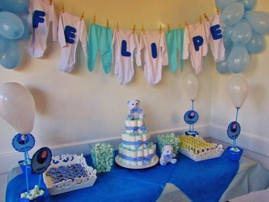Chá de Bebê Simples decorado com varal de roupinhas azul e branco