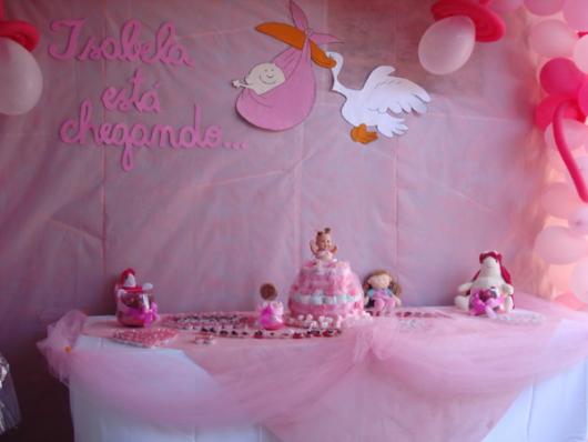 Chá de Bebê Simples para menina decorado com tule rosa e aplique de EVA