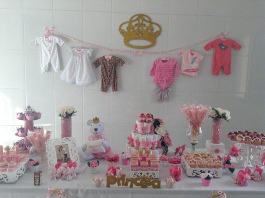 Chá de Bebê Simples decorado com roupinhas ursinhos e porta retrato