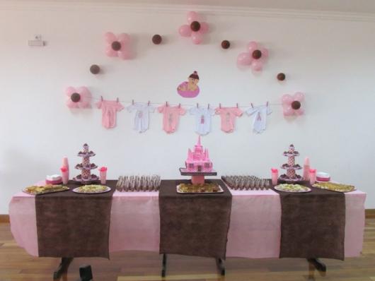 Chá de Bebê Simples rosa e marrom decorado com TNT e balões