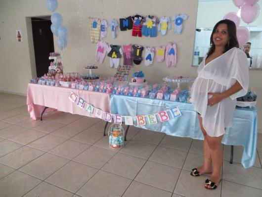 Chá de Bebê Simples para gemêos azul e rosa decorado com toalha de cetim