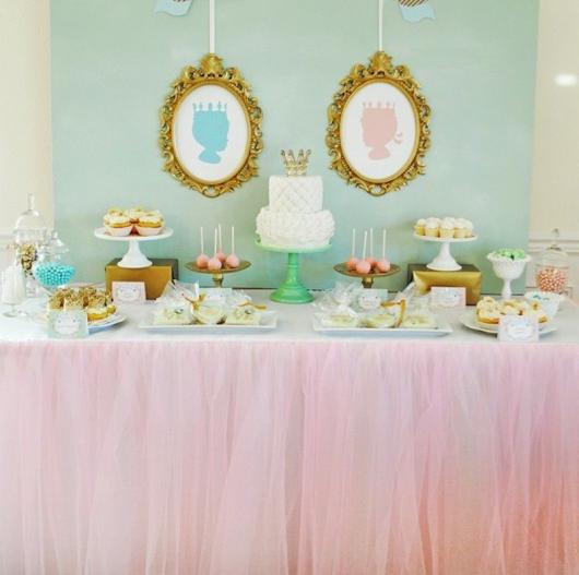 Chá de Bebê Simples para gemêos decorado tema realeza