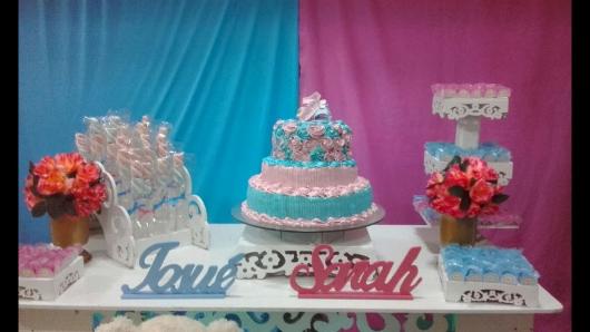 Chá de Bebê Simples para gemêos azul e rosa decorado com enfeites de MDF