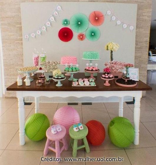 Chá de Bebê Simples para gemêos decorado com enfeites de papel