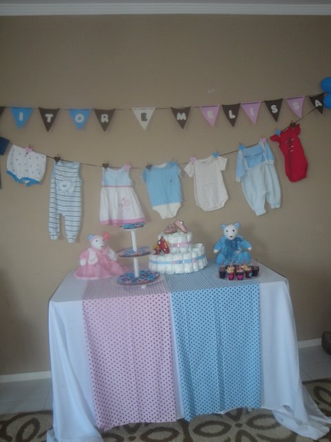 Chá de Bebê Simples azul e rosa para gemêos decorado com roupinhas