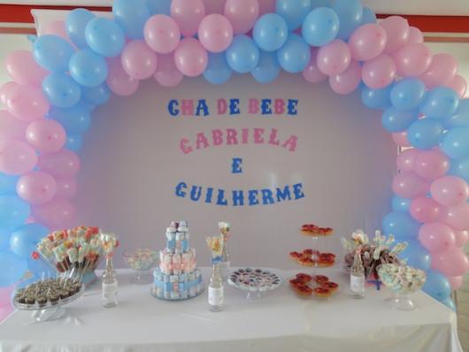 Chá de Bebê Simples para gemêos decorado com balões