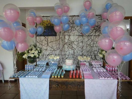 Chá de Bebê Simples para gemêos decorado com balões duplos azuis e rosas