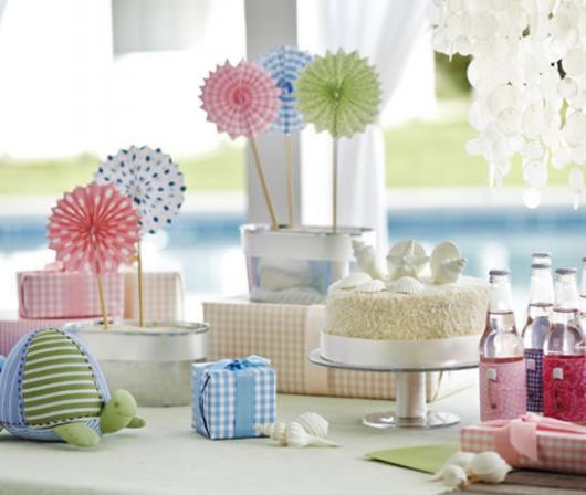 Chá de Bebê Simples para gemêos decorado com enfeites de papel e feltro