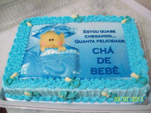 Chá de Bebê Simples bolo decorado com chantilly