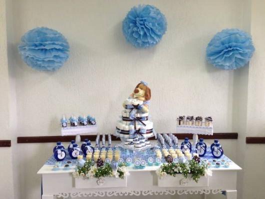 Chá de Bebê Simples azul decorado com enfeites de papel crepom