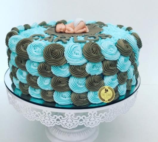 Chá de Bebê Simplesazul e marrom decorado com glacê