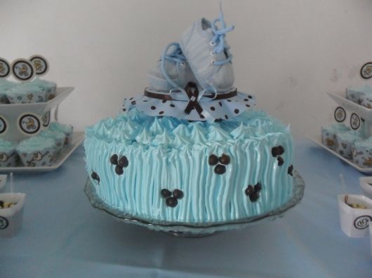 Chá de Bebê Simples bolo simples decorado com chantilly azul