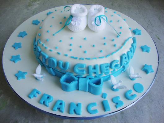 Chá de Bebê Simples bolo simples decorado com pasta aericana azul e branco para chá de menino