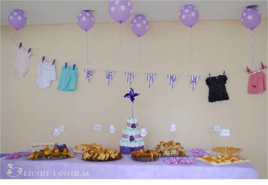 Chá de Bebê Simples lilás decorado com balões e varal de roupinhas