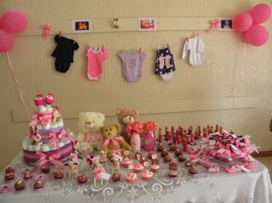 Chá de Bebê Simples rosa decorado com ursinhos e fotos