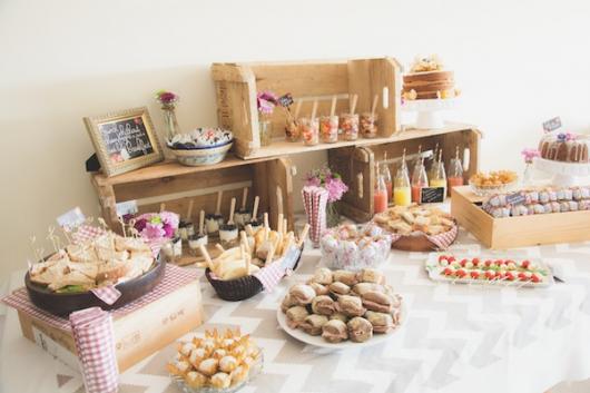 Chá de Casa Nova decoração rústica feita com cachotes de madeira