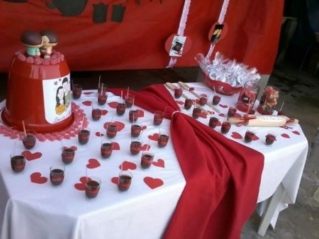 Chá de Casa Nova decoração vermelha e branca com doces de copinho