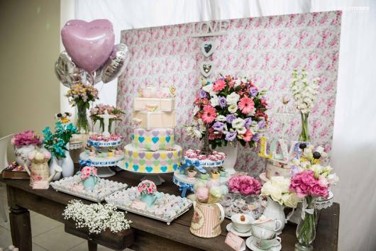 Chá de Casa Nova decoração rústica com painel florido