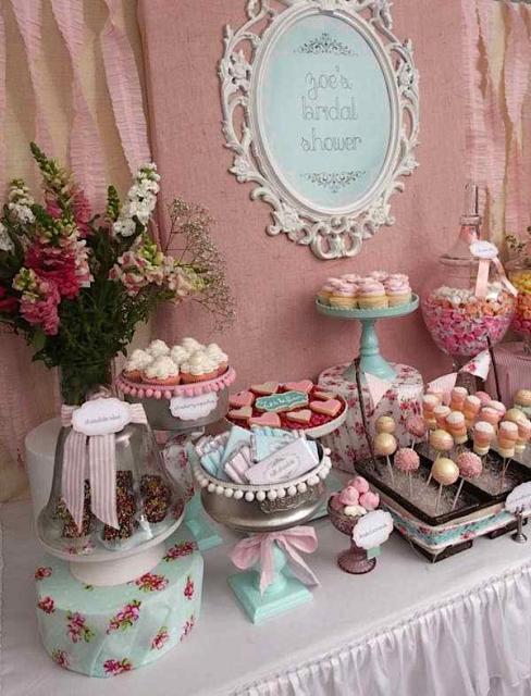 Chá de Casa Nova decoração rosa com cortina de papel crepom