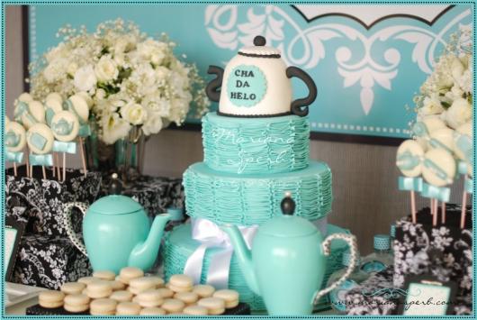 Chá de Casa Nova decoração azul e preta com arranjo de flores brancas