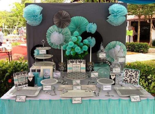 Chá de Casa Nova decoração azul e cinza com enfeites de papel