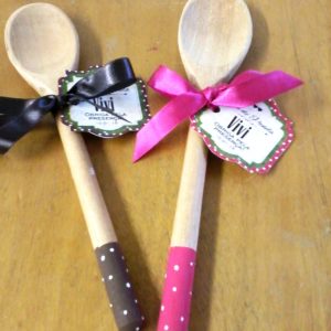 Chá de Casa Nova lembrancinha colher de pau com lacinho e tag