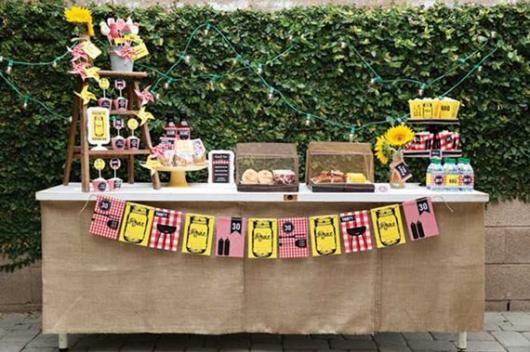 Chá de Casa Nova mesa rústica decorada com toalha de juta