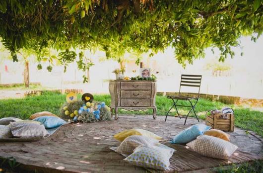 Chá de Casa Nova decoração rústica ao ar livre com almofadas