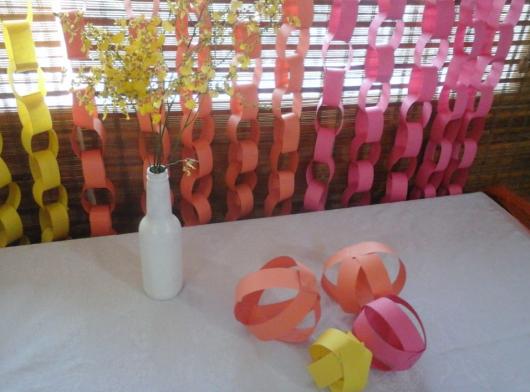 Cortina de Papel Crepom argolas laranja amarelo e rosa