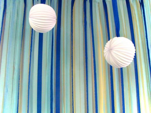 Cortina de Papel Crepom azul decorada com bolas brancas