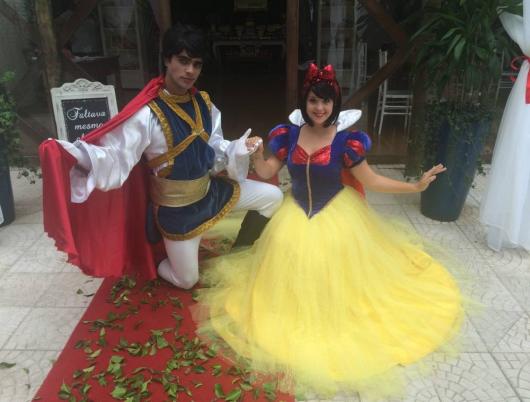 Fantasia Branca de Neve com o príncipe