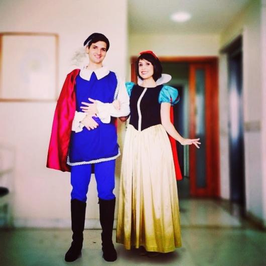 Fantasia Branca de Neve com o príncipe de fantasia azul