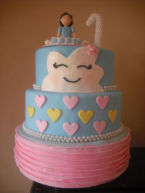 Festa Chuva de Amor bolo com 3 andares decorado com pasta americana