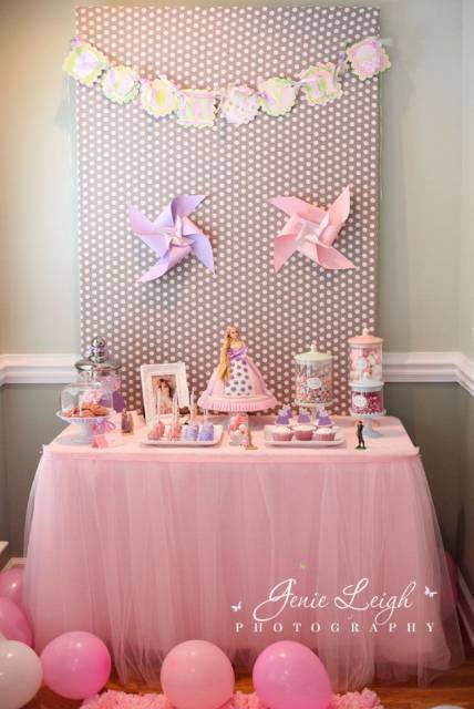 Festa da Barbie mesa decorada com tule rosa