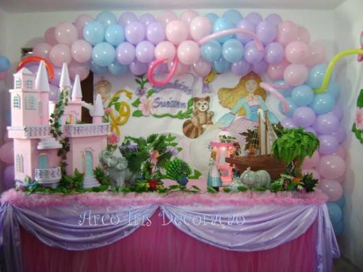 Festa da Barbie decorada com réplica de castelo