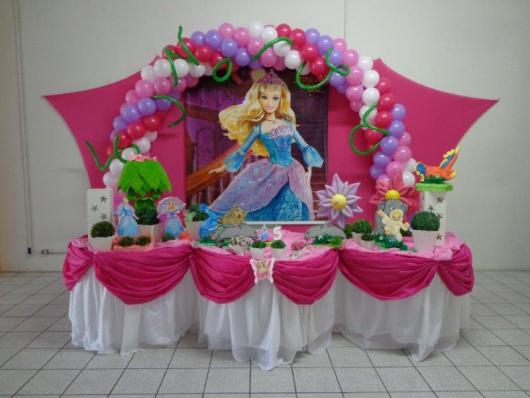 Festa da Barbie Princesa mesa decorada com tecido