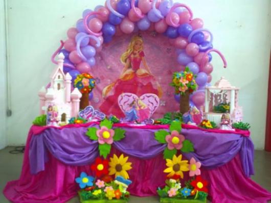 Festa da Barbie Princesa decoração com arco de balões