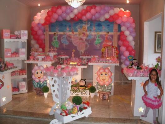 Festa da Barbie Bailarina decoração com arco de bexígas