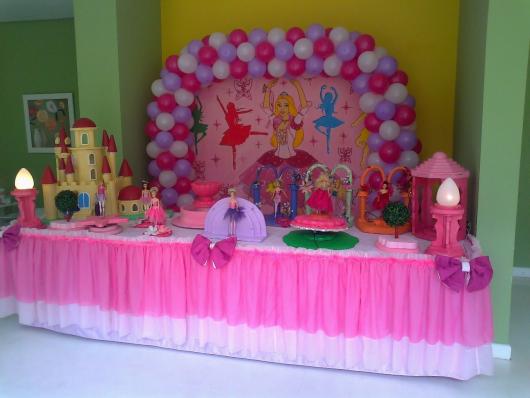 Festa da Barbie Bailarina mesa decorada com tule